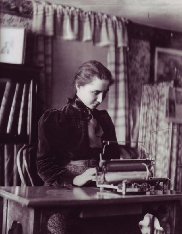 Historical Photos of Ladies using Typewriters from the Past