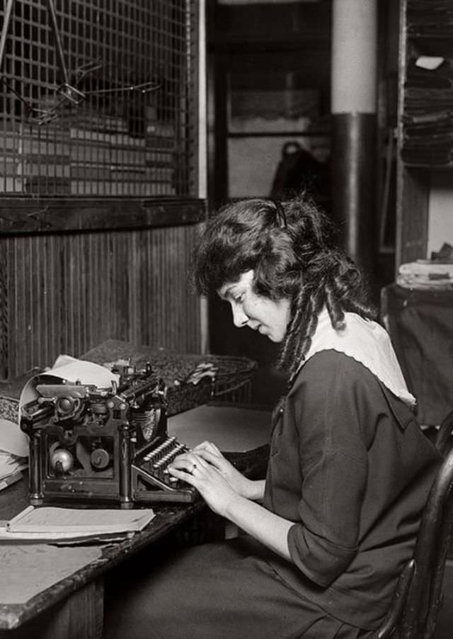 Historical Photos of Ladies using Typewriters from the Past