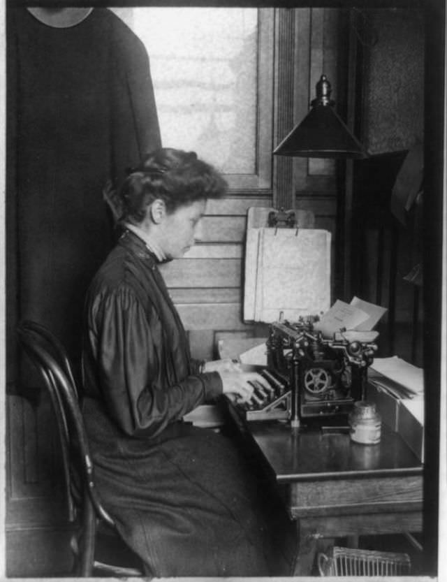 Historical Photos of Ladies using Typewriters from the Past