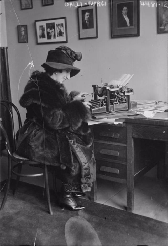 Historical Photos of Ladies using Typewriters from the Past