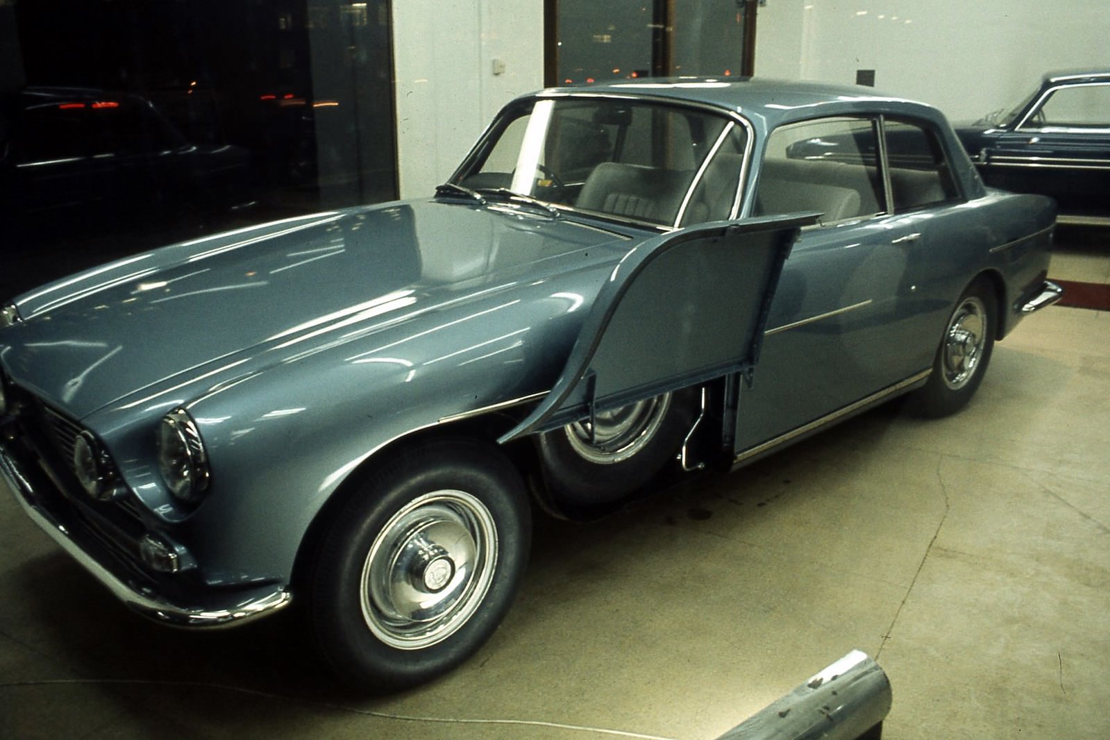 Bristol 411 in London, February 1971