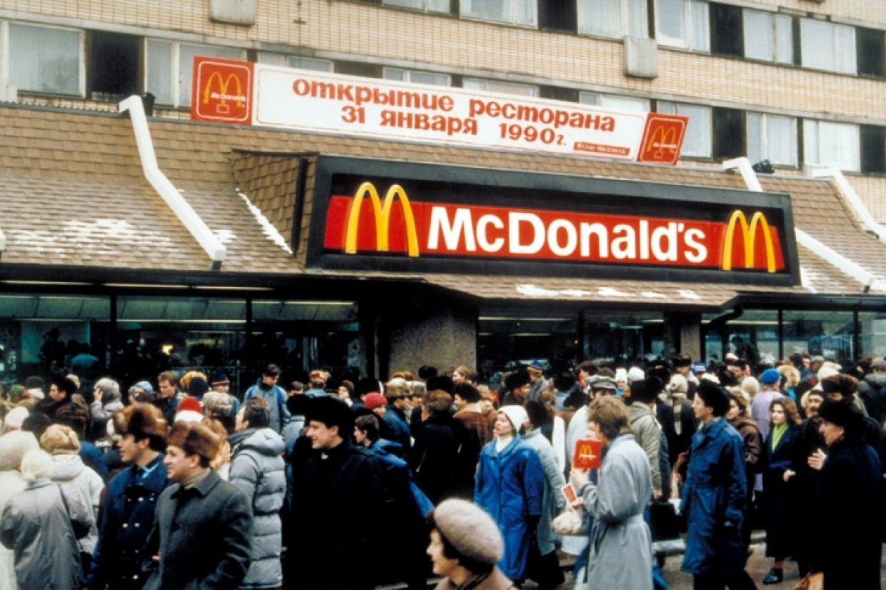 Opening of the First McDonald's in Moscow: When Five Thousand People Stood in Line to get a Hamburger, 1990