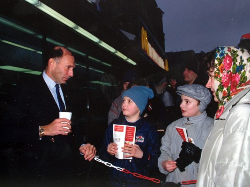 Opening of the First McDonald's in Moscow: When Five Thousand People Stood in Line to get a Hamburger, 1990