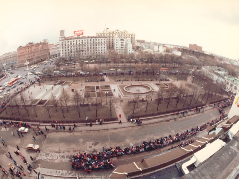 Opening of the First McDonald's in Moscow: When Five Thousand People Stood in Line to get a Hamburger, 1990