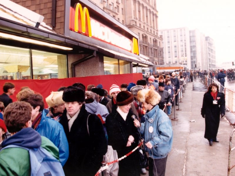 Opening of the First McDonald's in Moscow: When Five Thousand People Stood in Line to get a Hamburger, 1990