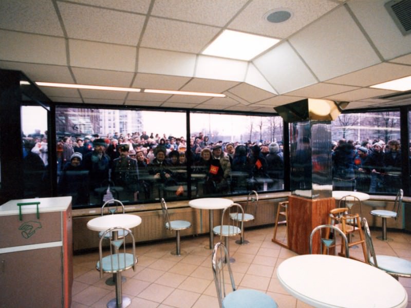 Opening of the First McDonald's in Moscow: When Five Thousand People Stood in Line to get a Hamburger, 1990