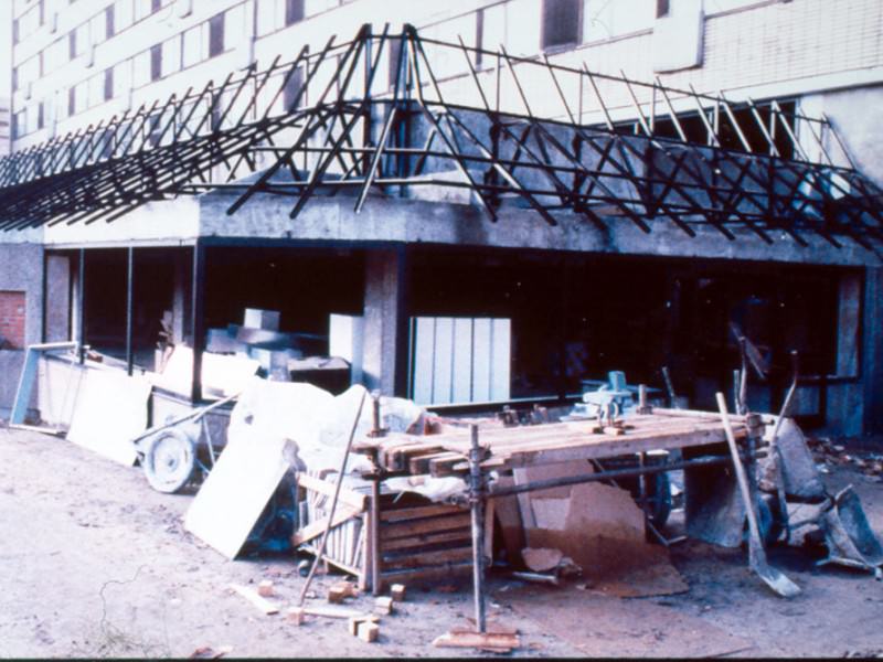 It was the largest McDonalds in the world at the time of the construction and even today remains the largest one in Europe.