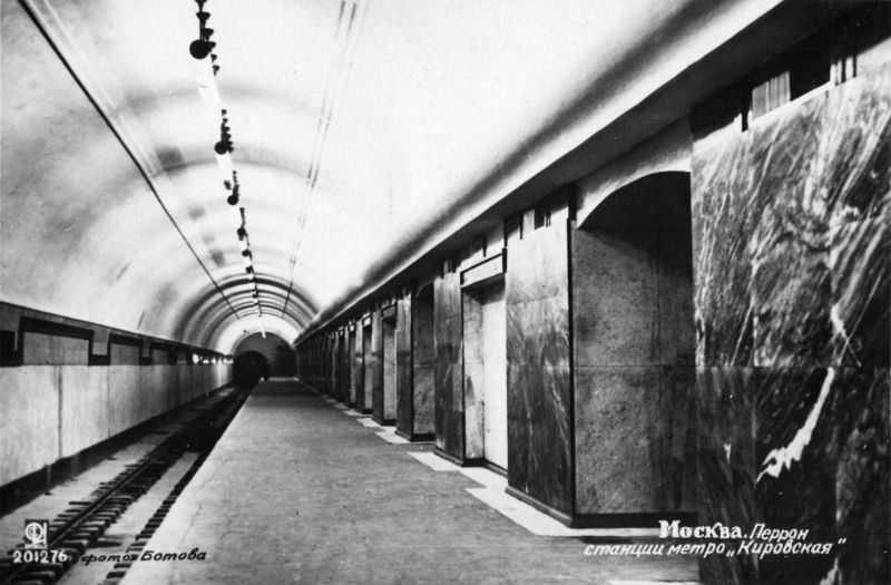 Platform of the Kirovskaya subway station, Moscow, 1935
