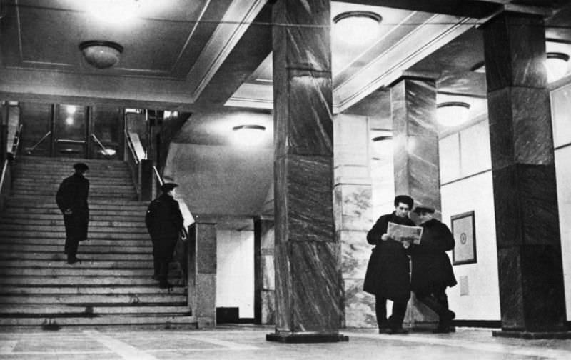 Subway station Smolenski Square, entrance-hall, Moscow, 1935