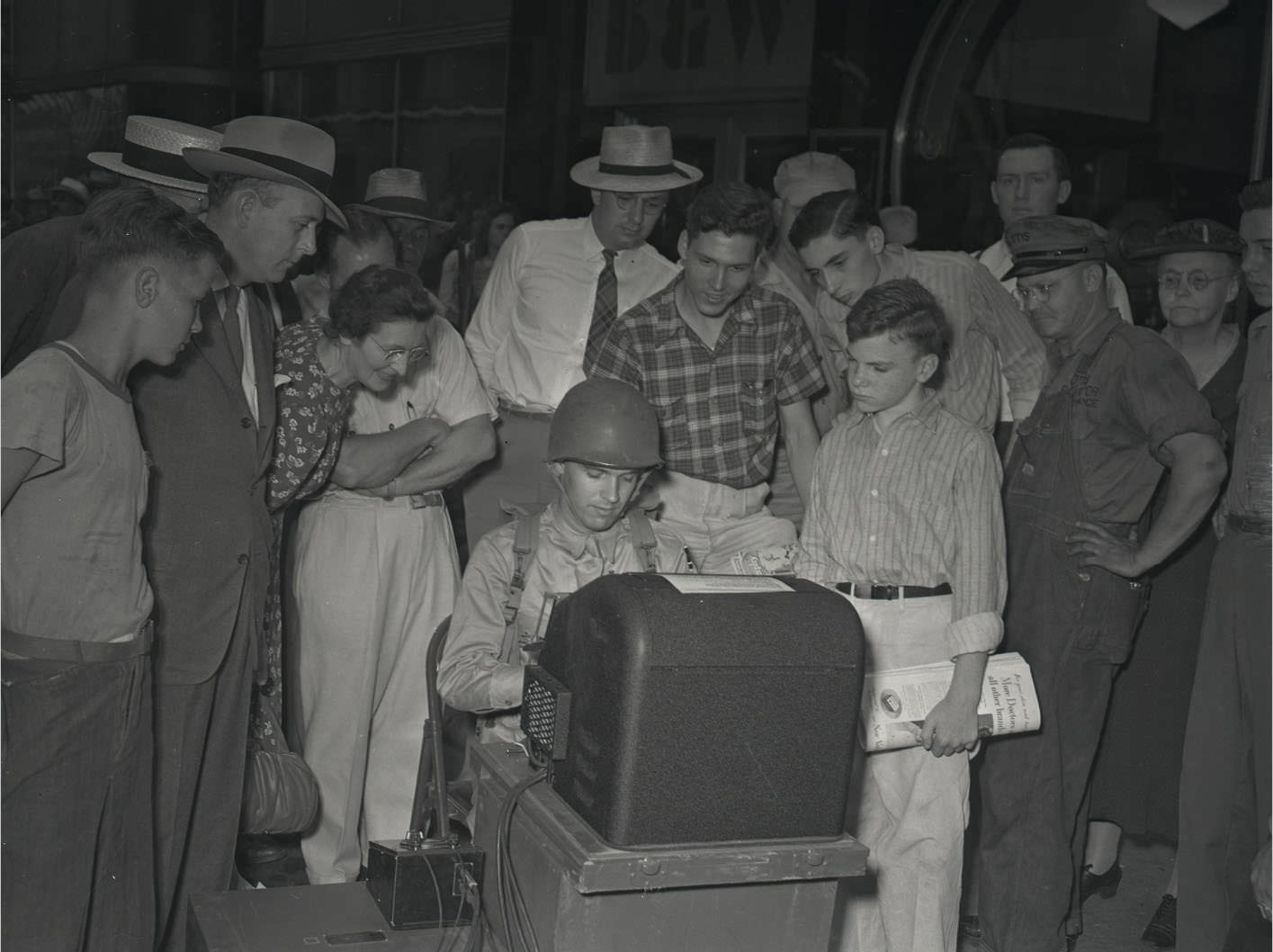 A scene from the Bond Sales Drive by the Army, Navy, and Civic Clubs, in downtown Nashville.