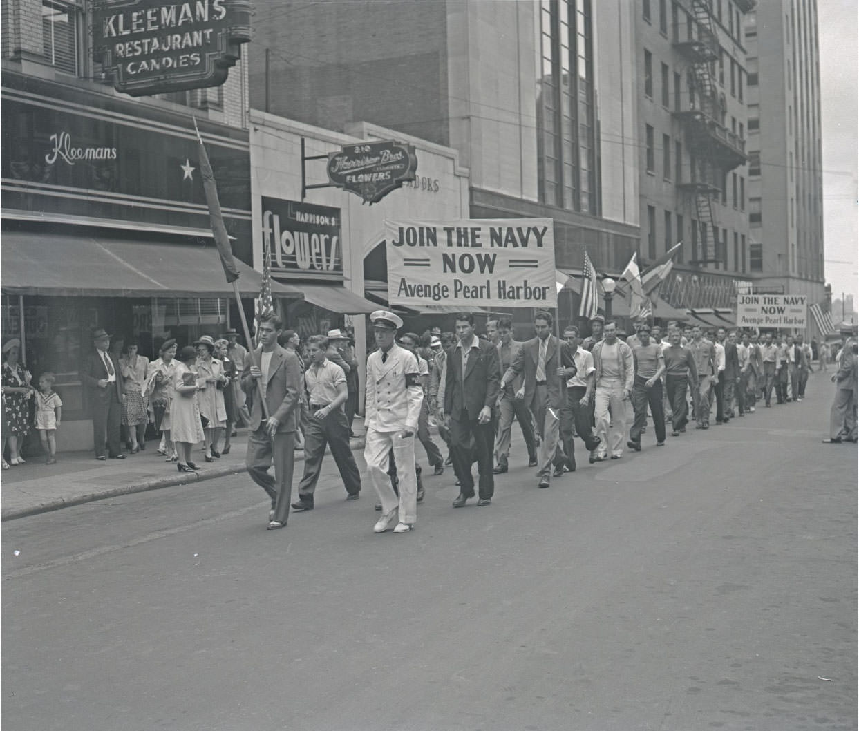 A scene from the Bond Sales Drive by the Army, Navy, and Civic Clubs, in downtown Nashville.