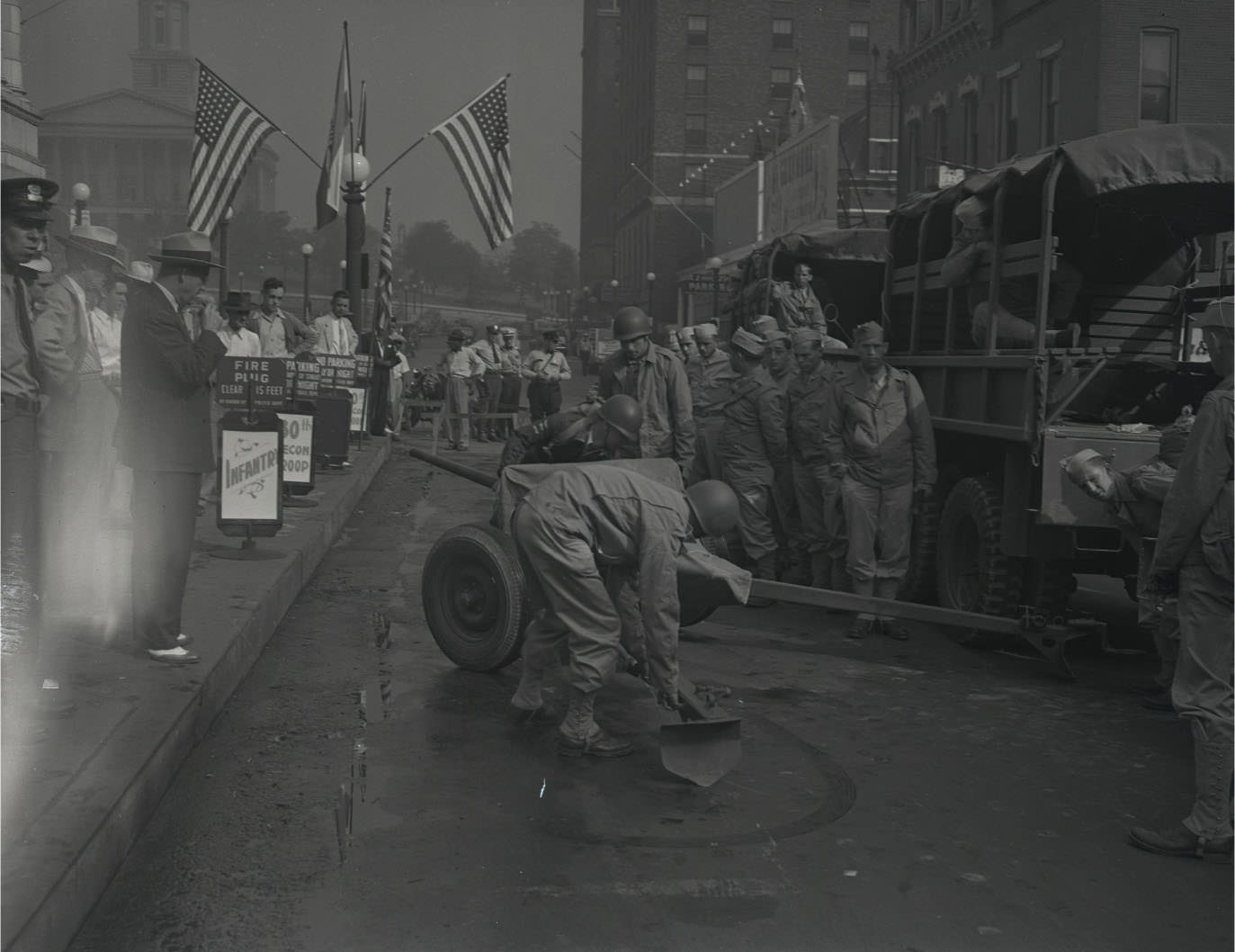 A scene from the Bond Sales Drive by the Army, Navy, and Civic Clubs, on 6th Avenue N in downtown Nashville.