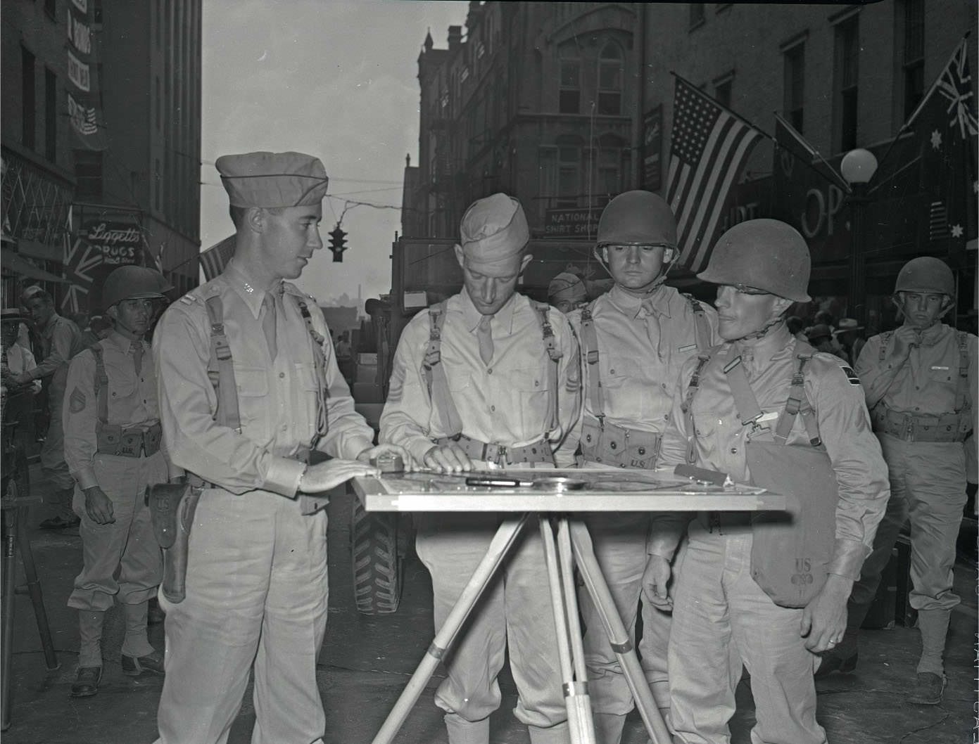 A scene from the Bond Sales Drive by the Army, Navy, and Civic Clubs, in downtown Nashville.