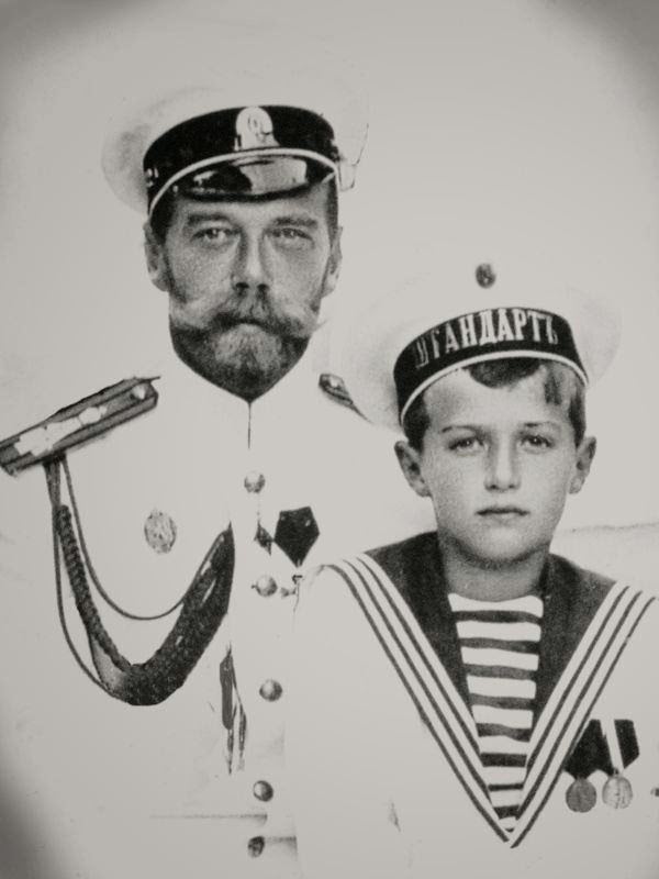 Nicholas II & Alexeï: father and son, 1912.