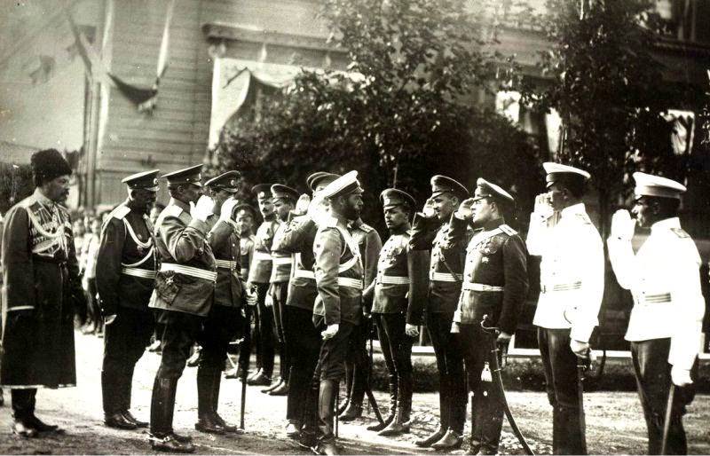 Nicholas II met his officers, 1914.