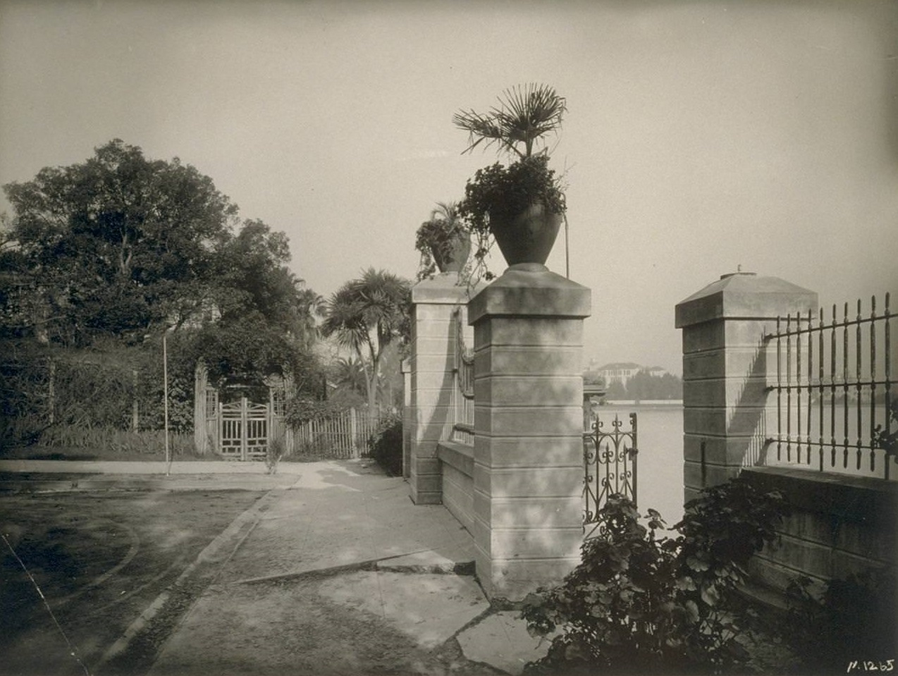 Residence on Lake Merritt, 1930s