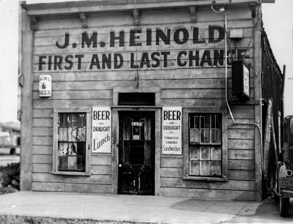 Heinold's First and Last Chance Saloon in Oakland, 1936.