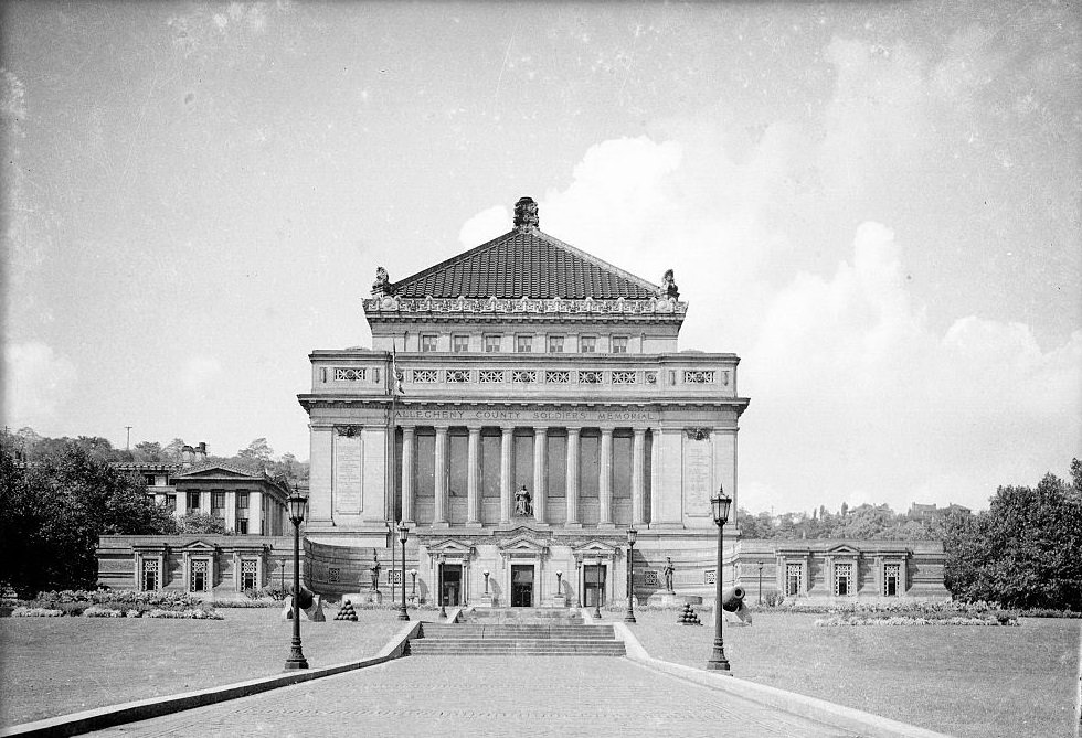 Soldiers and Sailors Memorial Hall with brick walkway, Fifth Avenue, Oakland, 1945.