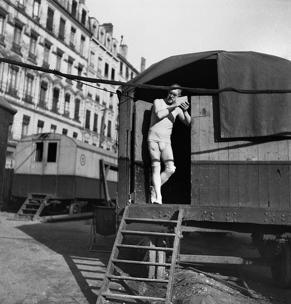 Fairground people at the entry of his caravan, 1935.