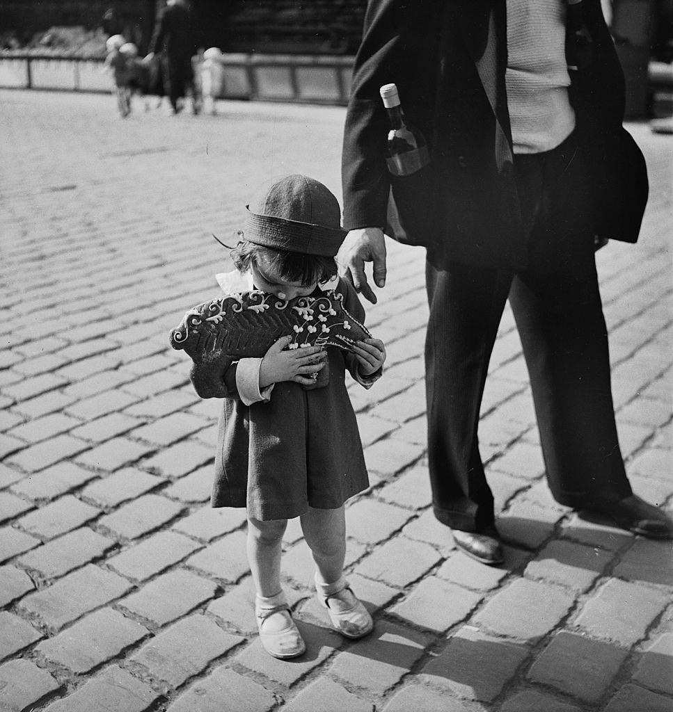 Child and gingerbread, 1935