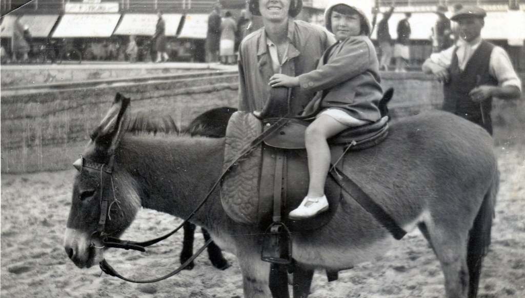 Historical Photos of People Enjoying Donkey Rides on the Beach from the Early 20th Century