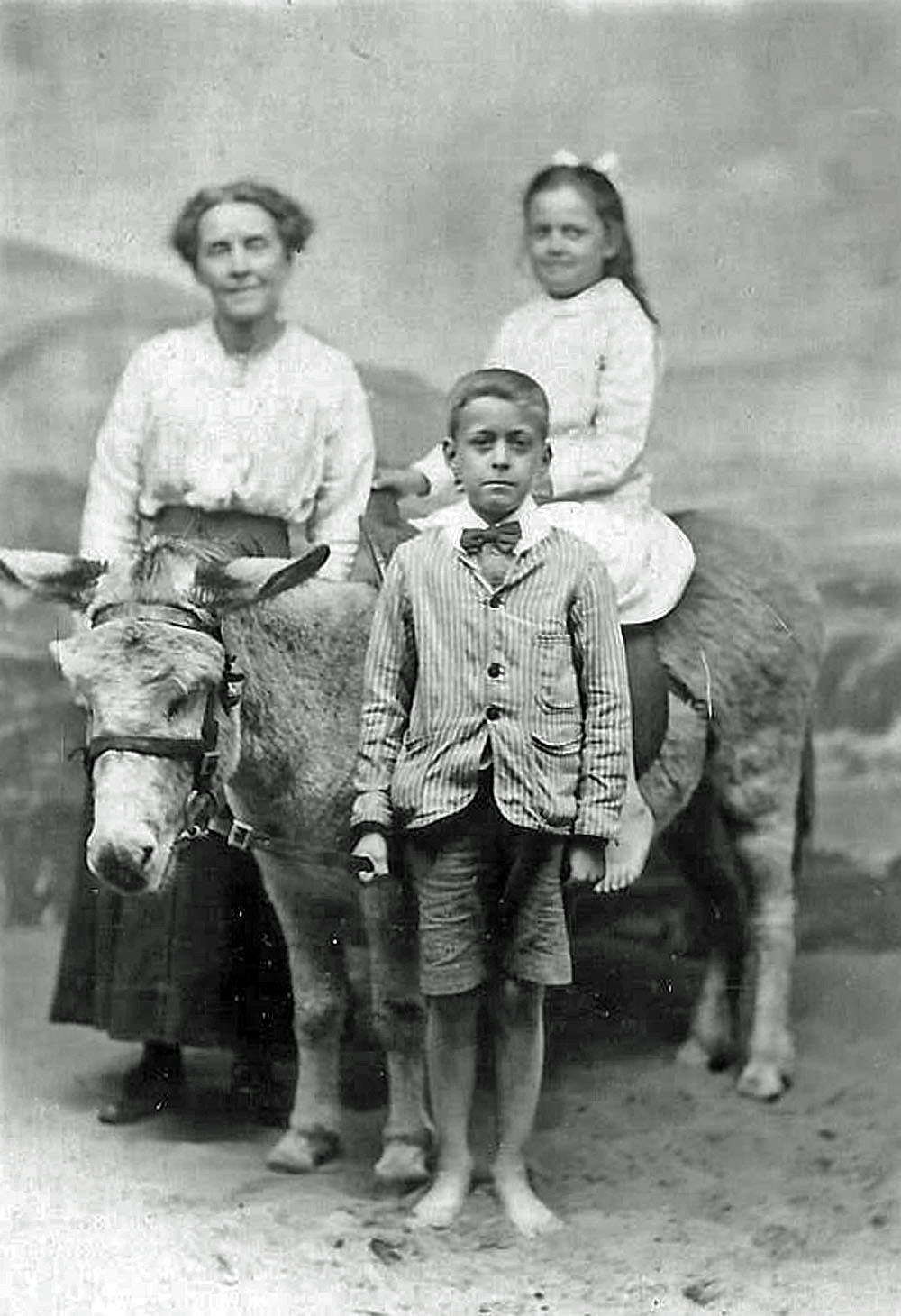 Historical Photos of People Enjoying Donkey Rides on the Beach from the Early 20th Century