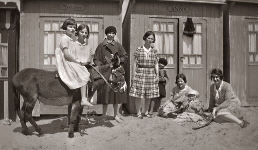 Historical Photos of People Enjoying Donkey Rides on the Beach from the Early 20th Century