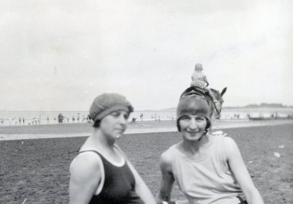 Historical Photos of People Enjoying Donkey Rides on the Beach from the Early 20th Century