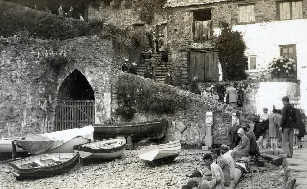 Historical Photos of People Enjoying Donkey Rides on the Beach from the Early 20th Century