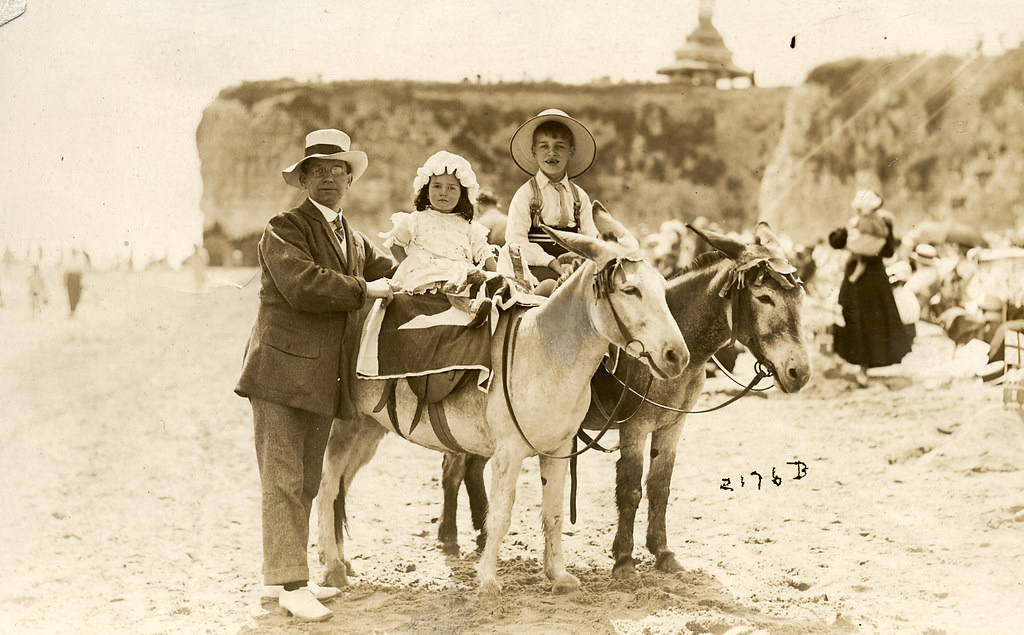 Historical Photos of People Enjoying Donkey Rides on the Beach from the Early 20th Century