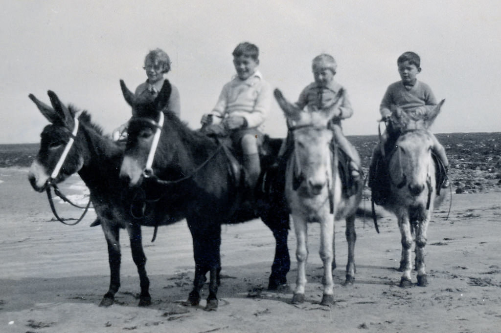 Historical Photos of People Enjoying Donkey Rides on the Beach from the Early 20th Century