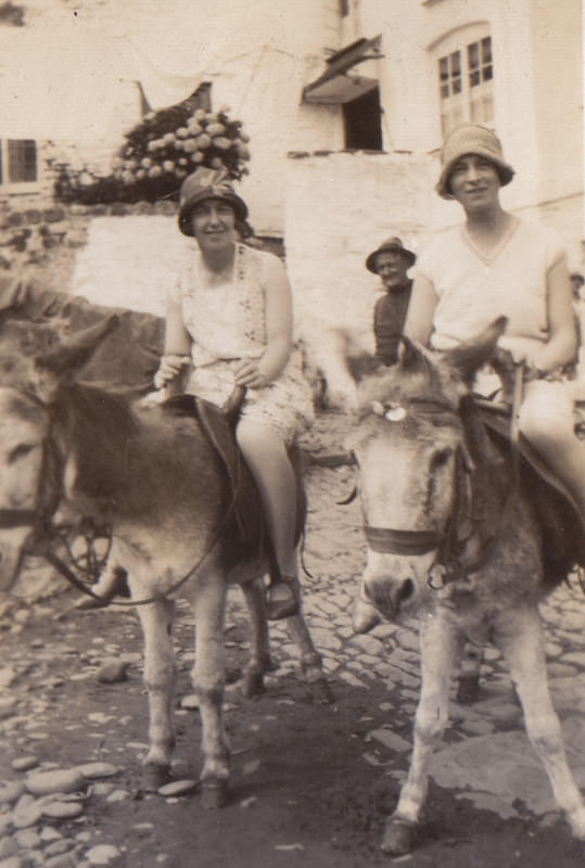 Historical Photos of People Enjoying Donkey Rides on the Beach from the Early 20th Century