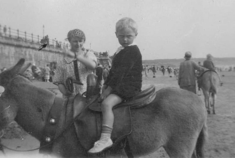 Historical Photos of People Enjoying Donkey Rides on the Beach from the Early 20th Century