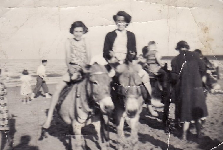 Historical Photos of People Enjoying Donkey Rides on the Beach from the Early 20th Century