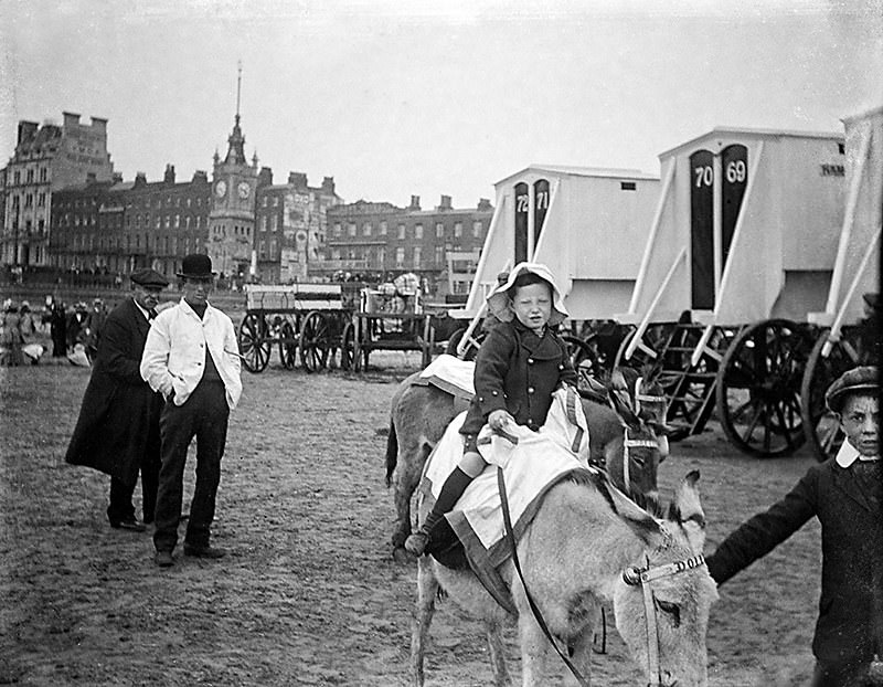 Historical Photos of People Enjoying Donkey Rides on the Beach from the Early 20th Century