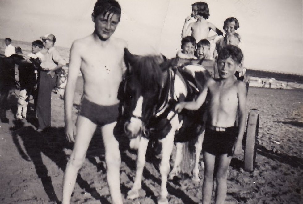 Historical Photos of People Enjoying Donkey Rides on the Beach from the Early 20th Century