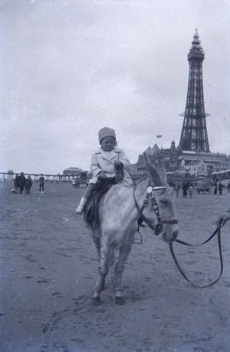 Historical Photos of People Enjoying Donkey Rides on the Beach from the Early 20th Century