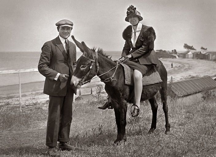 Historical Photos of People Enjoying Donkey Rides on the Beach from the Early 20th Century