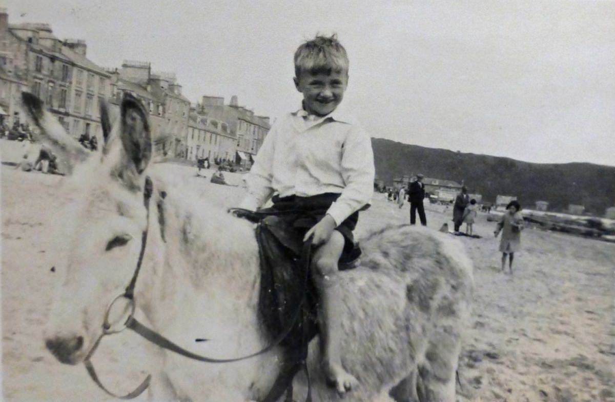 Historical Photos of People Enjoying Donkey Rides on the Beach from the Early 20th Century