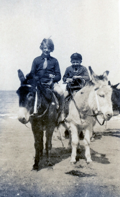 Historical Photos of People Enjoying Donkey Rides on the Beach from the Early 20th Century