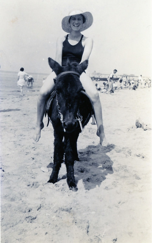 Historical Photos of People Enjoying Donkey Rides on the Beach from the Early 20th Century