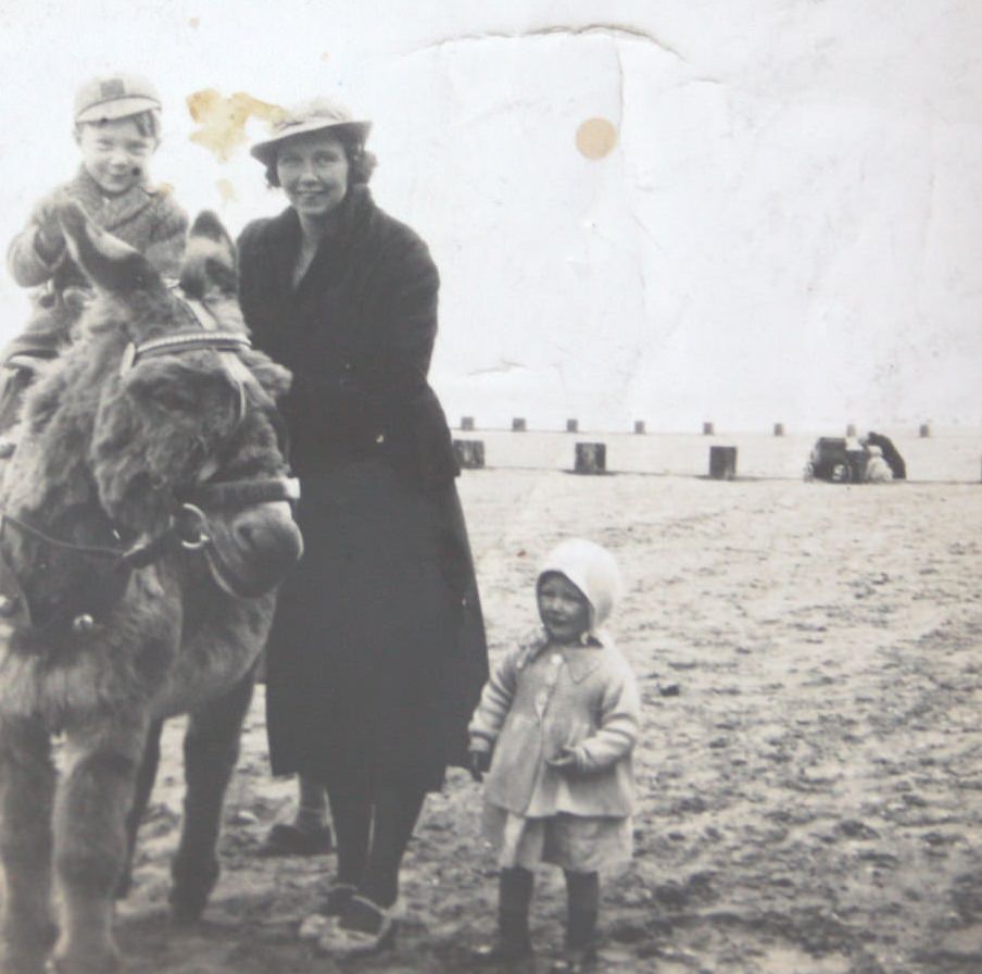 Historical Photos of People Enjoying Donkey Rides on the Beach from the Early 20th Century