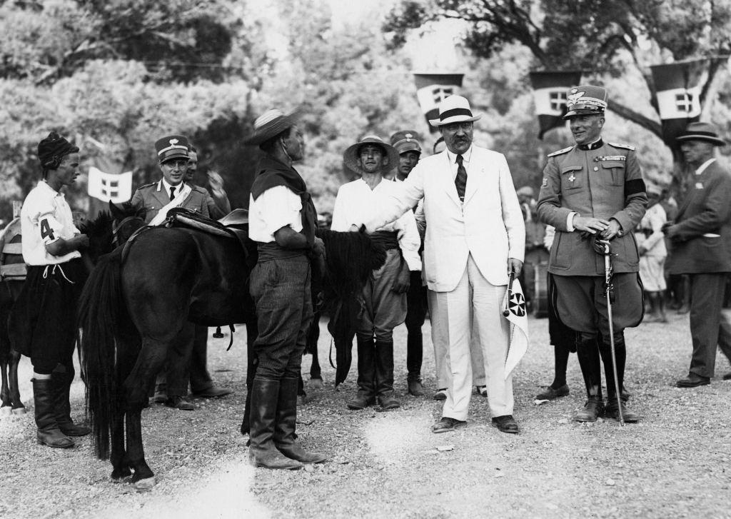 The governor during the award ceremony for the winner of the competition in Rhodes, 1935.