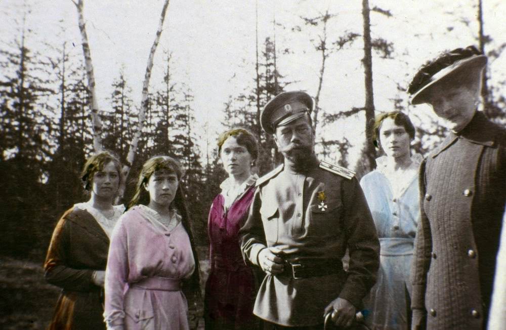 Tsar Nicholas II with daughters (left to right) Maria, Anastasia, Olga and Tatiana Romanov.