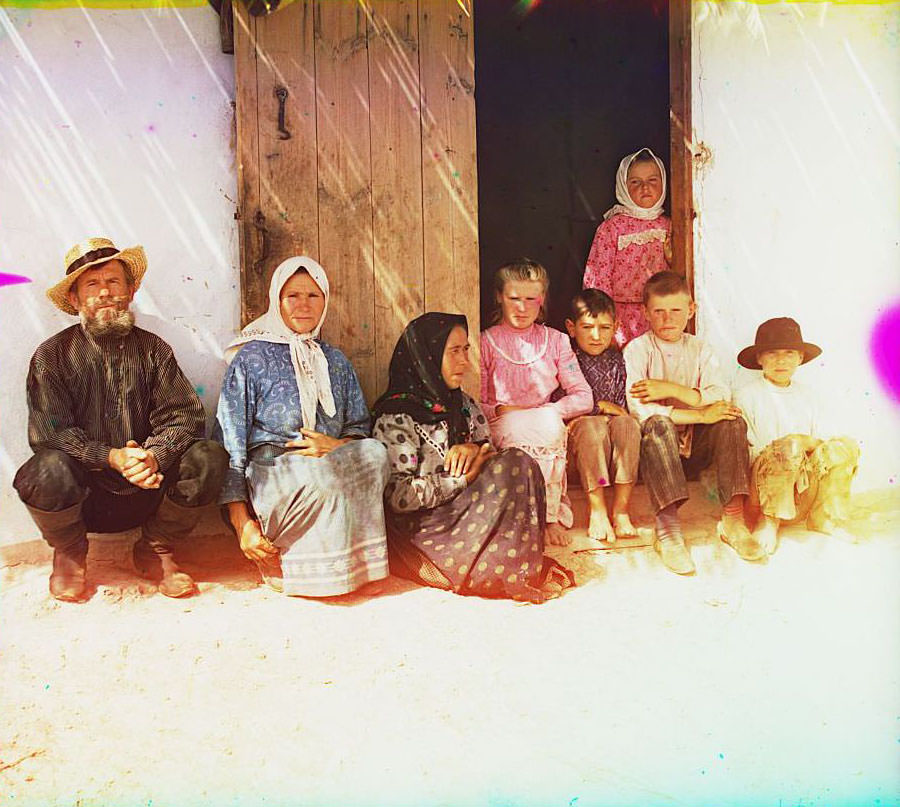 Settler's family, Mugan, ca. 1910s