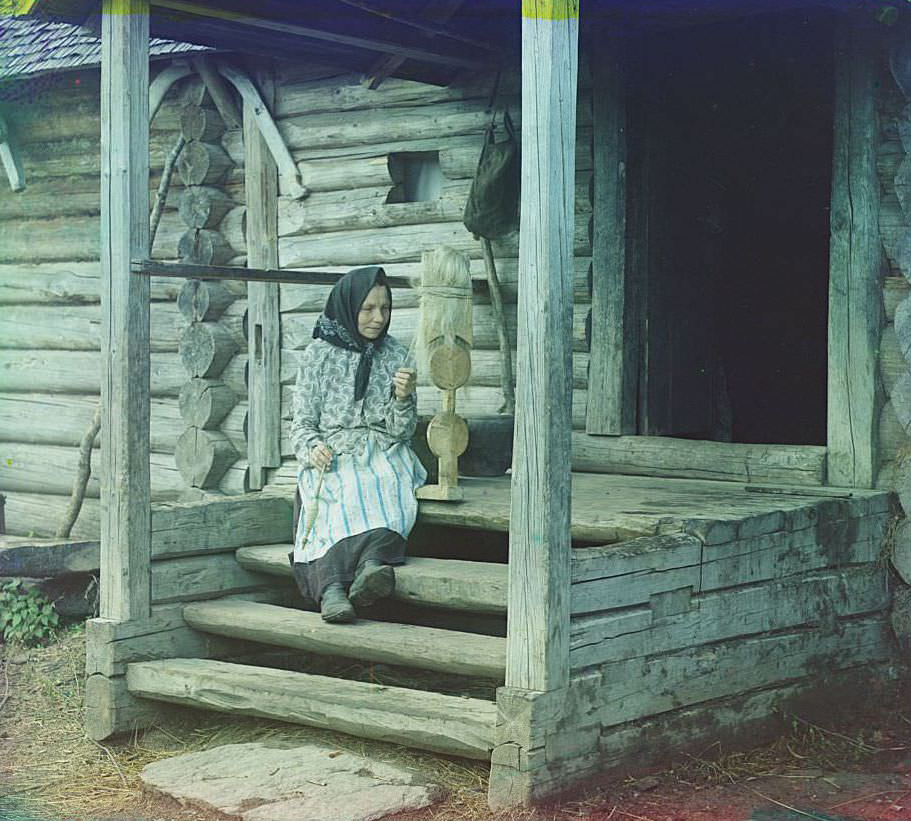 Spinning yarn in the village of Izvedovo, 1910