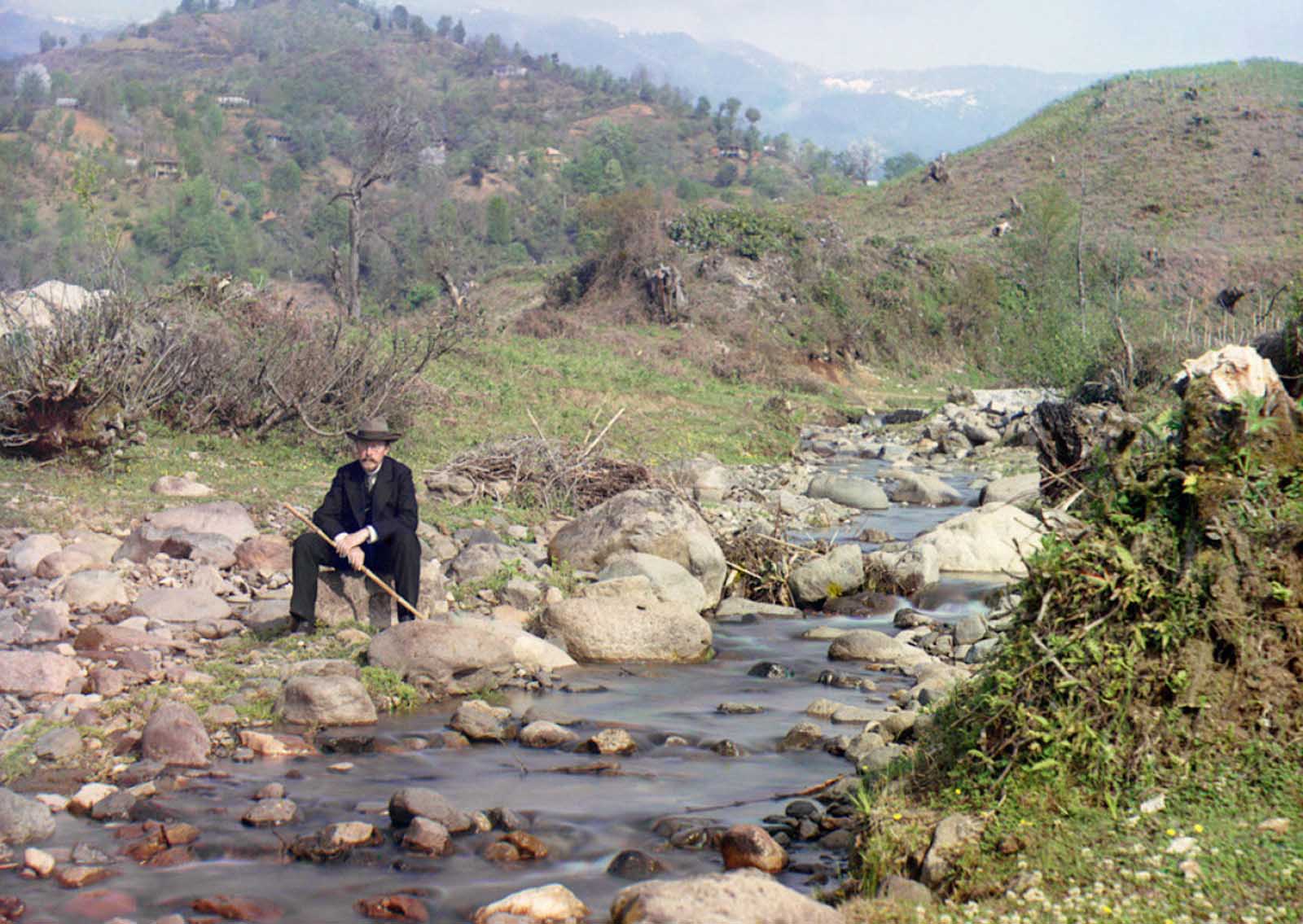 Self-portrait on the Karolitskhali River, 1910.