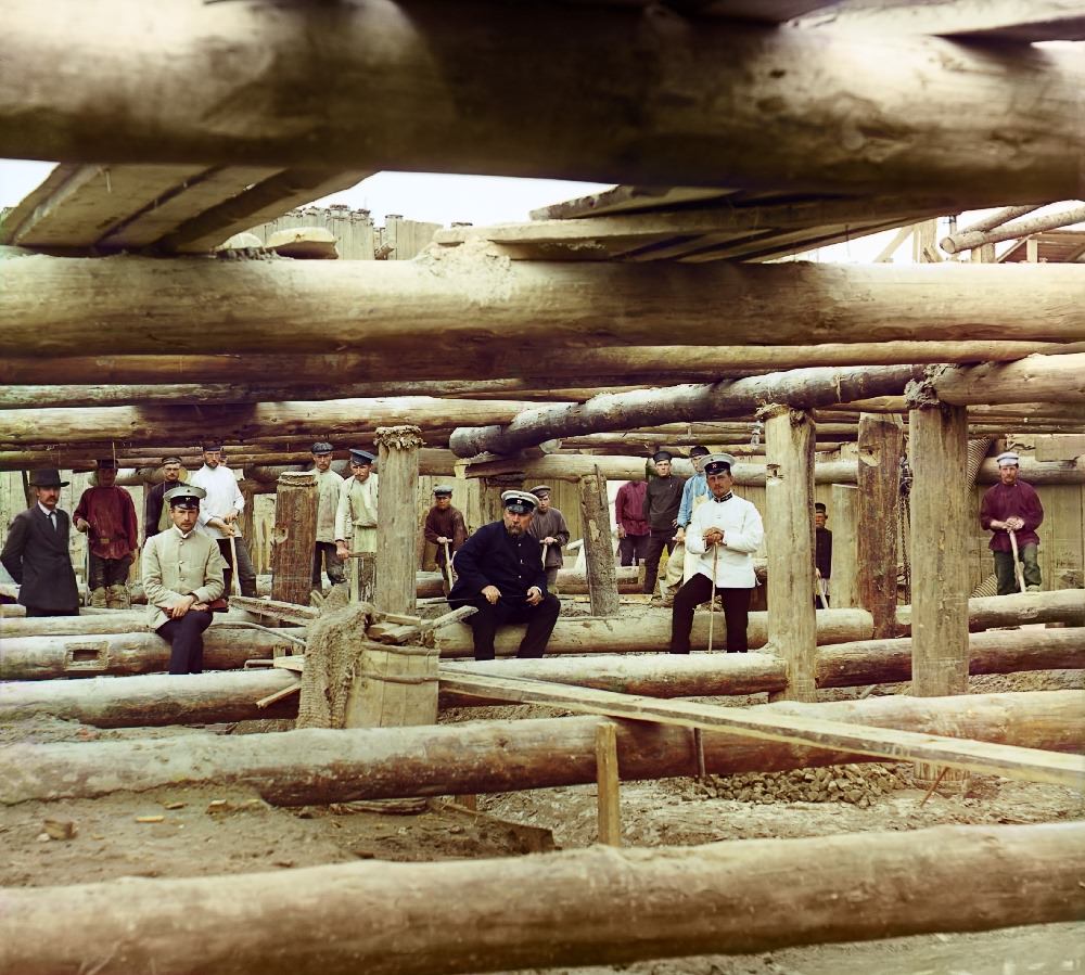 Laying concrete for the dam’s sluice, 1912.