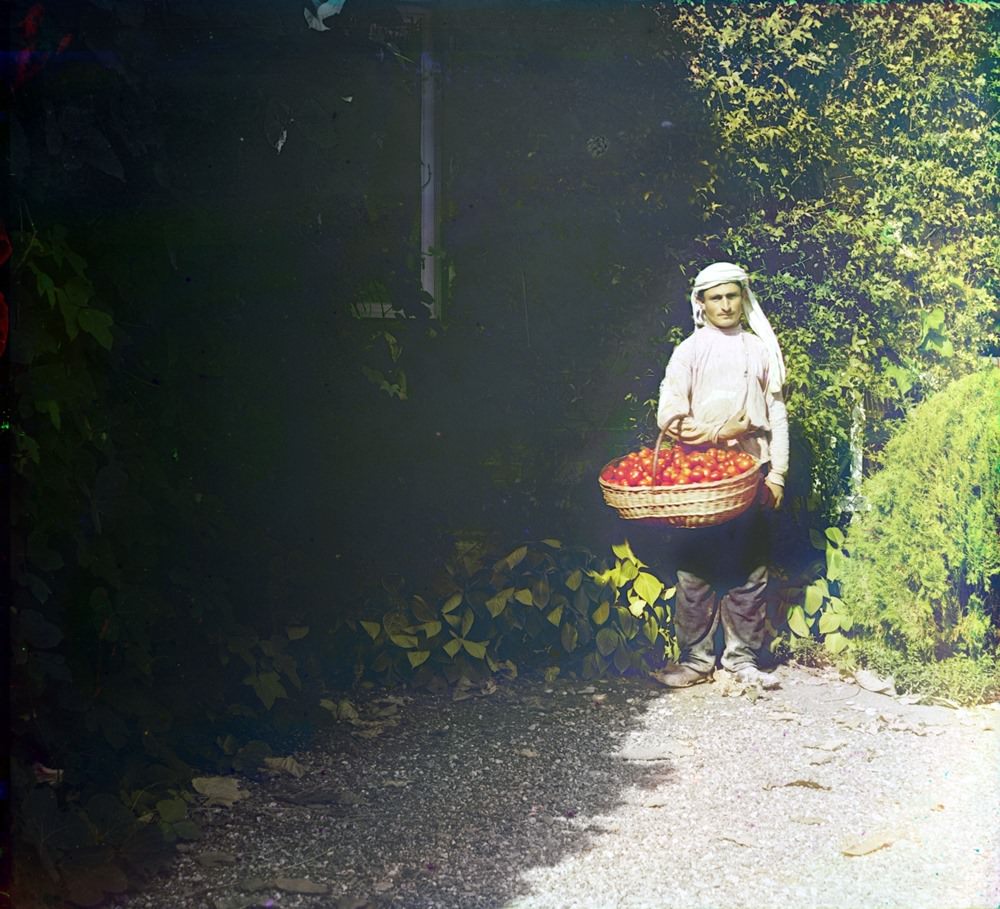 A Georgian seller of tomatoes. Dagomys, 1912