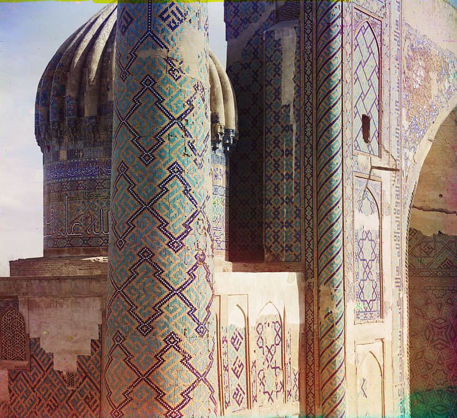 Portion of Shir-Dar minaret and its dome from Tillia-Kari, ca. 1910s